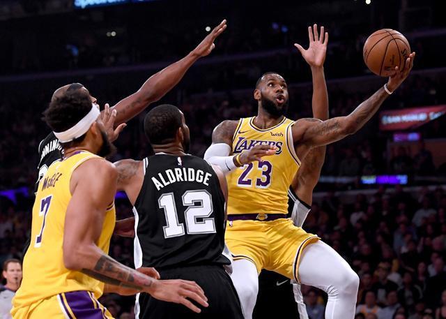  詹姆斯三双助湖人险胜马刺  