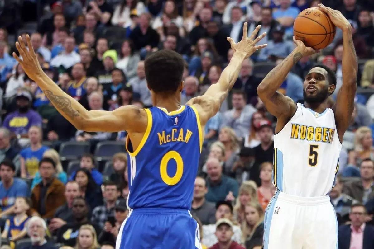  库里单场12记三分，勇士刷新队史得分纪录  